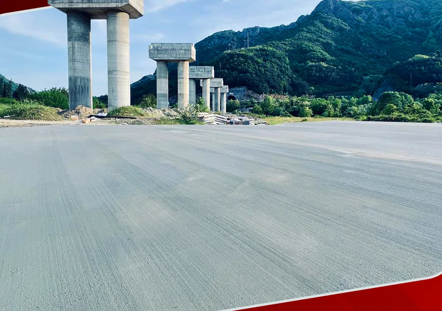 Geniş alanda tamamlanmış beton zemin